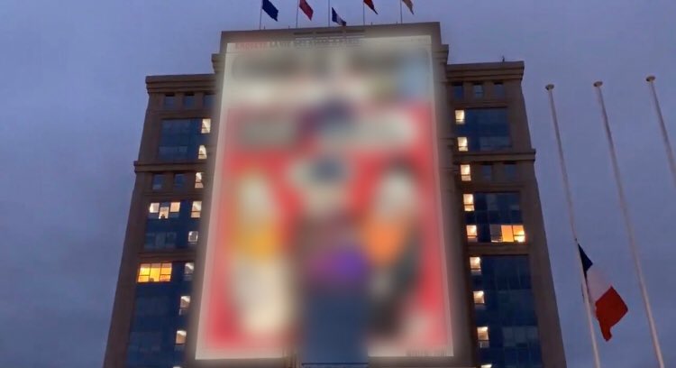 تبني الرئيس الفرنسي للرسومات المسيئة للرسول (ص)وإعادة عرضها بميادين عامة تمثل اهانة للإسلام و تحدي سافر لمشاعر المسلمين حول العالم.
ويجب على منظمة المؤتمر الاسلامي اتخاذ موقف واضح حيال ذلك وكذلك الدول الاسلامية الذي يفترض ان تدعوا لمقاطعة المنتجات الفرنسية على اقل تقدير !