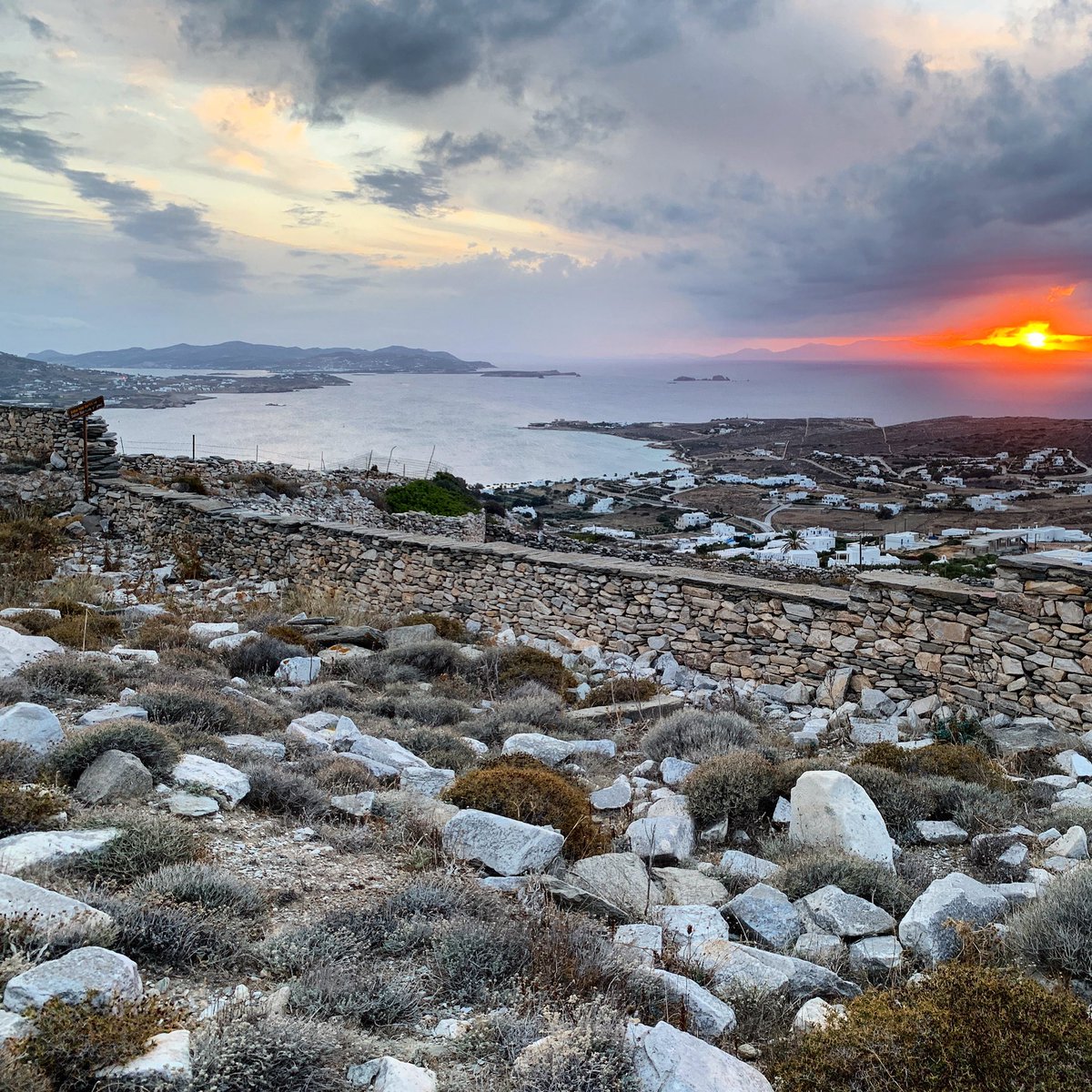 [THREAD] Paros might be best known for its marble, but the island boasts some great archaeological sites, too! Perched above the modern port, the Delion sanctuary of Apollo & Artemis is one of the most picturesque & under-appreciated!1/9.. #greece  #archaeology  #travel