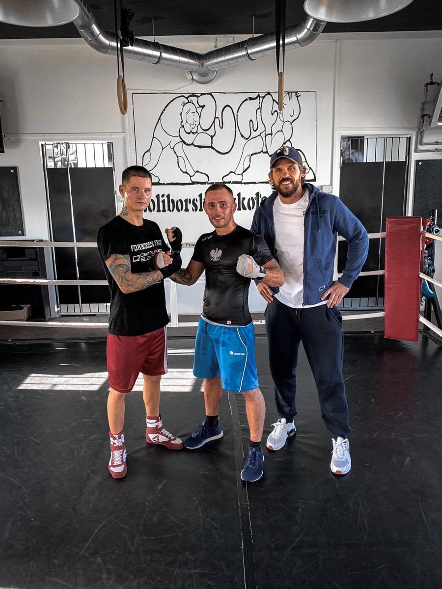 wiktor_materan's tweet photo. .@konradboxing sparuje do przełożonej gali grupy Chorten Boxing Production @DariuszSnarski2.
Dziś sesja z Jankiem Lodzikiem. https://t.co/QgUCACUJw3