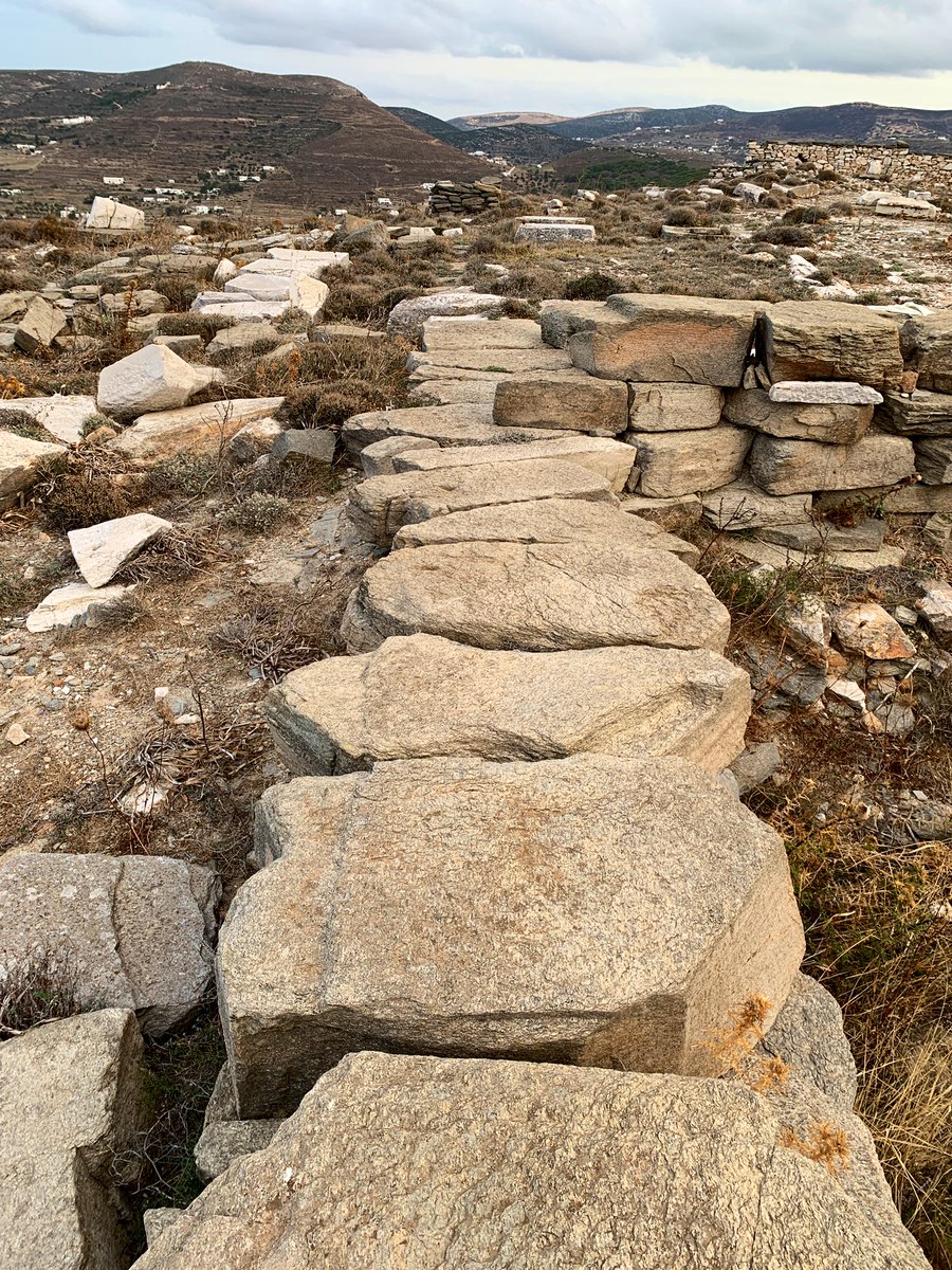 5/9 Even though it’s small (5.8x9.3m), the prostyle temple was very carefully built and exhibits some very cool architectural features (clamp alert). It employs different stones for different elements, including absolutely immense schist blocks that were carefully cut and fitted. – bei  Delion