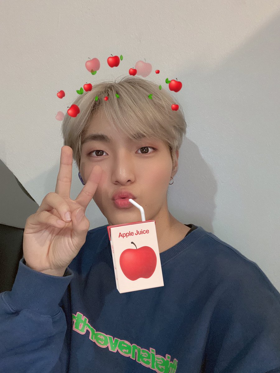 7OC_official's tweet image. [#앤디] 

로즈들 잘지내요? 너무 보고싶다요ㅜ 
요즘 날씨 많이 추우니까 옷 따뜻하게 입어 다녀요🥶🍂💨

#세븐어클락 #앤디 #감기조심 #굿밤