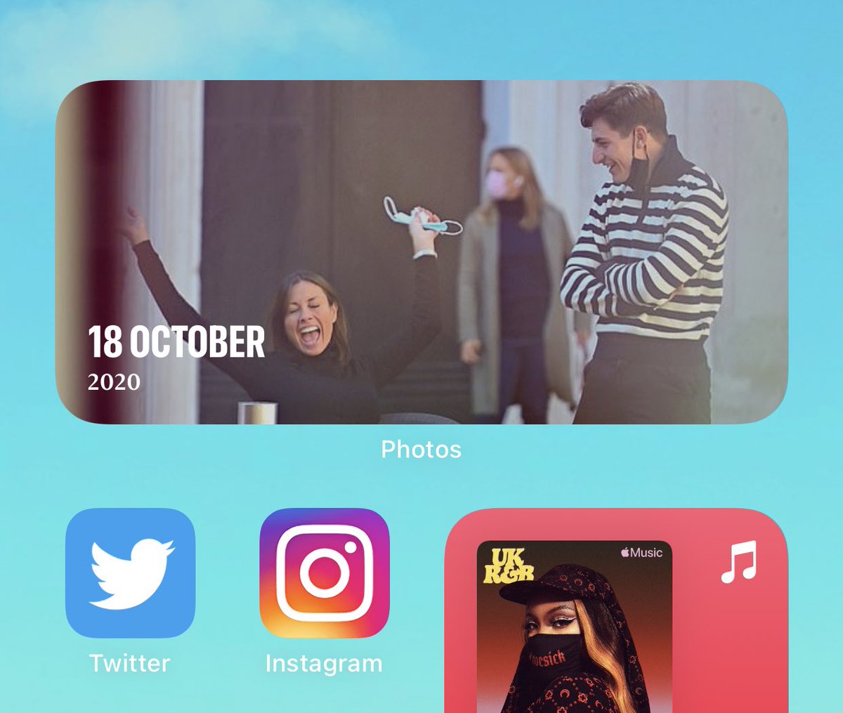 Pleased that Melanie Sykes and the young gondolier she had a fling with in Venice is my featured photo today because sis, big mood https://t.co/G8BjwjiIEI