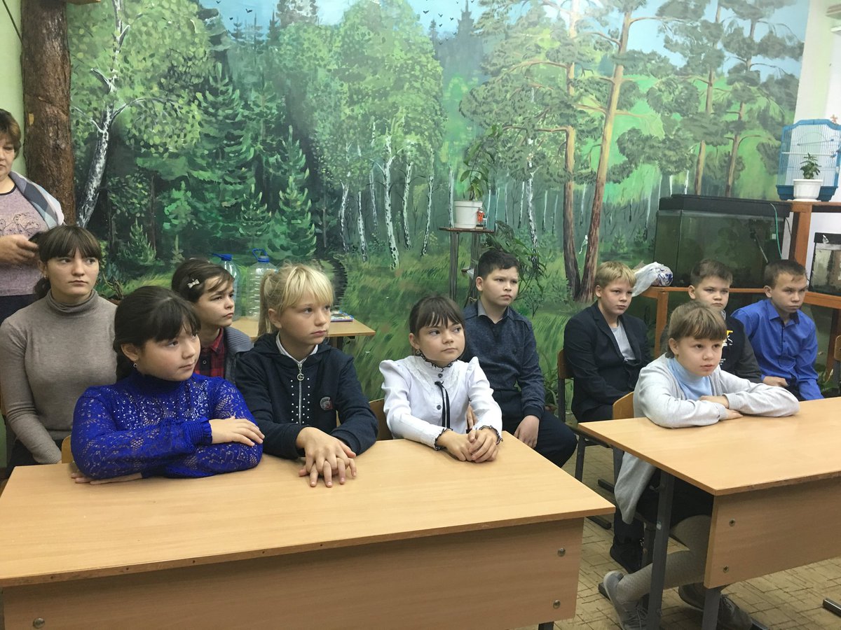 Учащиеся МКОО Русскоюрткульская СШ  решили: Мы присоединимся к Движению «Мы вместе», будем волонтёрами и сделаем то, что в наших силах. Работа началась: выпуск санбюллетня, памяток о поведении в период коронавируса, плакатов.
     А начали мы с политинформации о COVID 19.