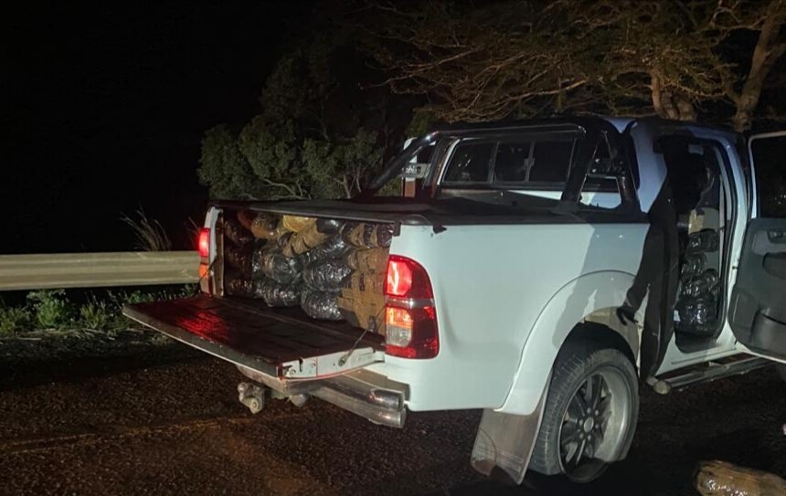 SAPoliceService's tweet photo. #sapsKZN Last night, Hluhluwe police officers followed up information about two vehicles that were smuggling dagga between Swaziland and Hluhluwe. 6 Suspects arrested. Dagga worth R3 Million seized. #CrossBorderCrimes ME
https://t.co/54kwcSthSc https://t.co/7JsTtDvYTf