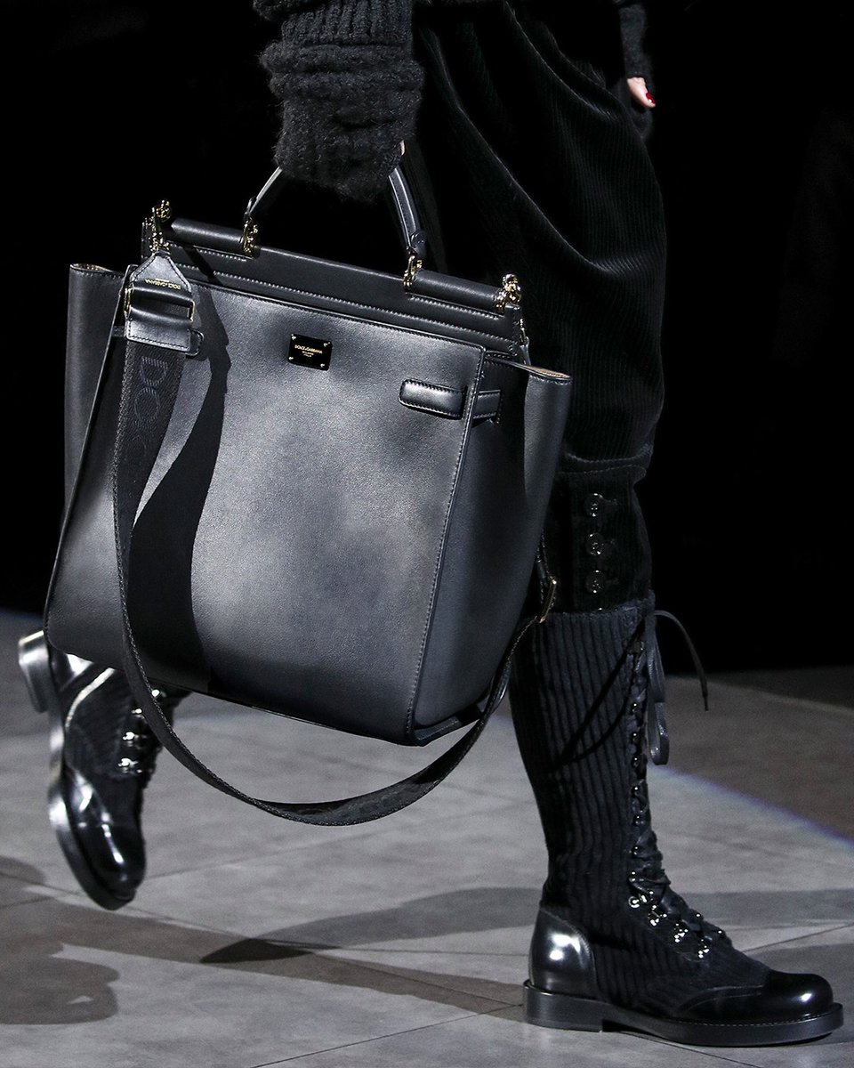 dolcegabbanajp's tweet photo. 2020-21 秋冬ウィメンズ #DGFattoAMano ファッションショー。
ラージサイズやマルチファンクションな「シシリー」バッグが登場。
#DGFW20 コレクションをチェック https://t.co/k7eE6Xg3N3 #DGHandmade #DGArtisticCraftsmanship #DolceGabbana #DGSicilyBag https://t.co/UhsfKXMPL9