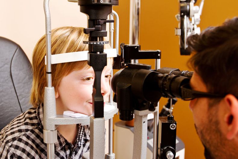 handwerksblatt's tweet photo. Für den Fall weiterer #Lockdowns wollen #Augenoptiker gemeinsam mit #Zahntechnikern, #Orthopädieschuhmachern und -#technikern sowie #Hörakustikern als #systemrelevante #Berufsgruppen eingestuft werden. @zva_verband https://t.co/WLJMIMnN9A Foto: © Pat Olson/123RF.com https://t.co/swhCe6HgQA