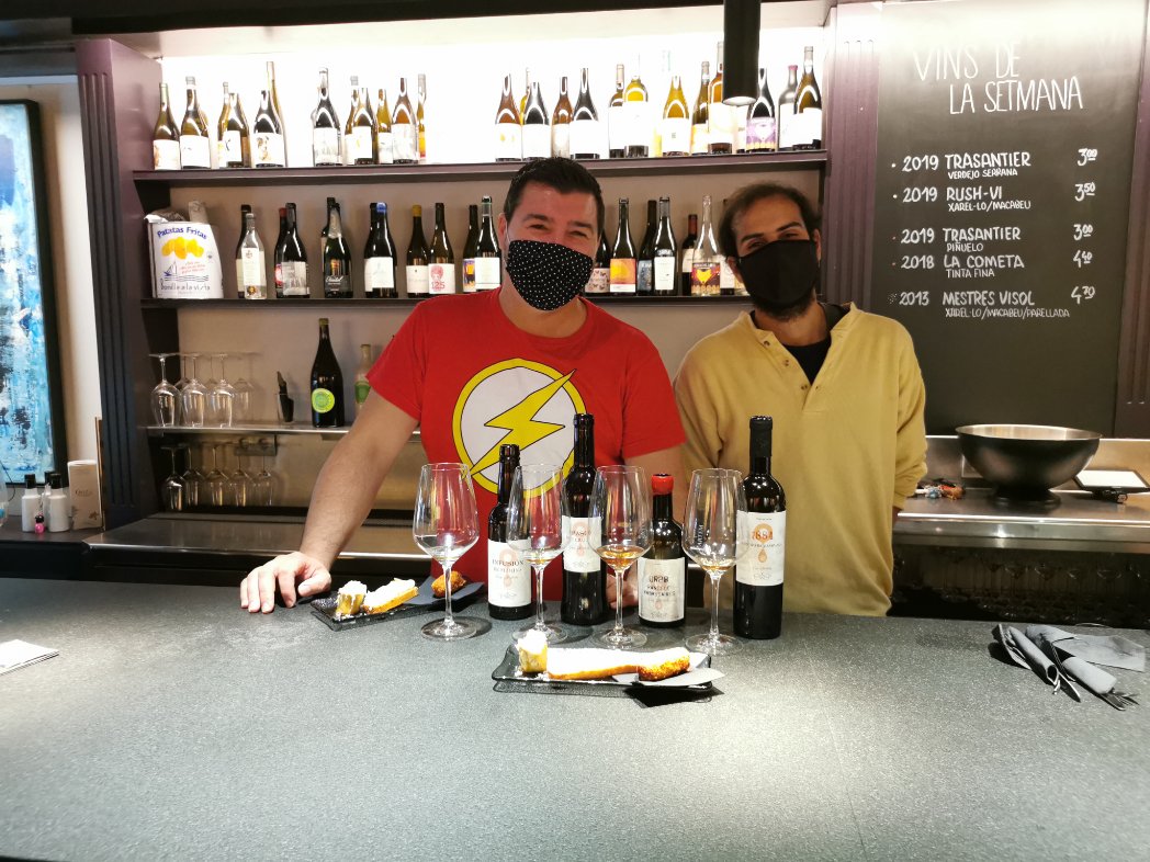 Cata dels vins de <a href="/hemoglovinum/">Hemoglovinum</a> al local de Vértigo, que els distribuirá.
Autentiques joies. 

En petit comité i totes les mesures sanitaries. Com cal.