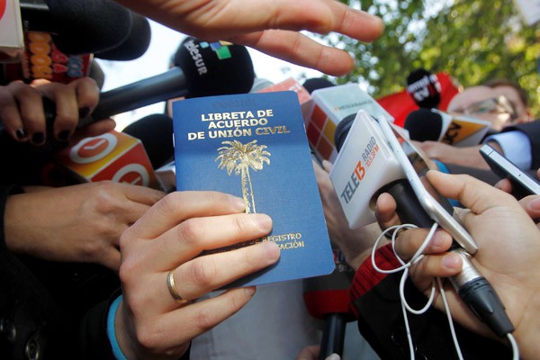 Hoy se cumplen 5 años desde la aprobación del Acuerdo de Unión Civil (AUC). Más de 35 mil vínculos se han celebrado en Chile: el 78,7% son heteros; el 10,8%, gays y el 10,5%, lésbicas. / ¡Ahora, vamos por el matrimonio igualitario! movilh.cl/mas-de-35-mil-…