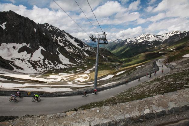 lequipe's tweet photo. Face à une situation sanitaire préoccupante et aux décisions gouvernementales françaises, les organisateurs de la Vuelta ont décidé d'annuler l'arrivée d'étape qui était prévue au sommet du Tourmalet, dimanche https://t.co/LMdK0Ed481 https://t.co/8nC9j84JqF