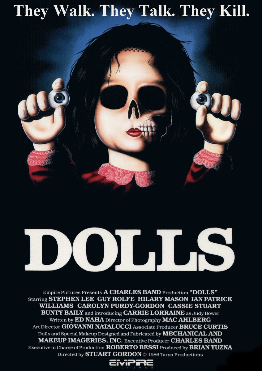 Qué deliciosa y divertida es #Dolls. Me encanta cómo #StuartGordon usa la stop motion en las escenas en las que los muñecos matan. Con este película #CharlesBand vio el filón que había en el tema de los muñecos asesinos y se dedicó a llenar los videoclubs de títulos similares.