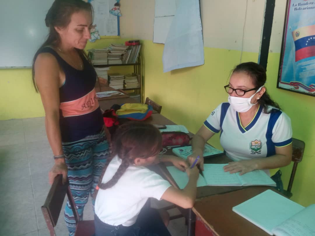 la_raqueli's tweet photo. Aplaudiendo a nuestros maestros por las guías pedagógicas y articulación con los representantes y escolares de cada plantel del circuito.@charlychaves.@CLIFPMAYACUCHO.@MPPEDUCACION.@divceup.@Div_Ini_Pri_Esp.@psuvaristobulo.@ZonaEducTachira.@uenlasflores.@uedeboramedina https://t.co/lwRYNK93Mw