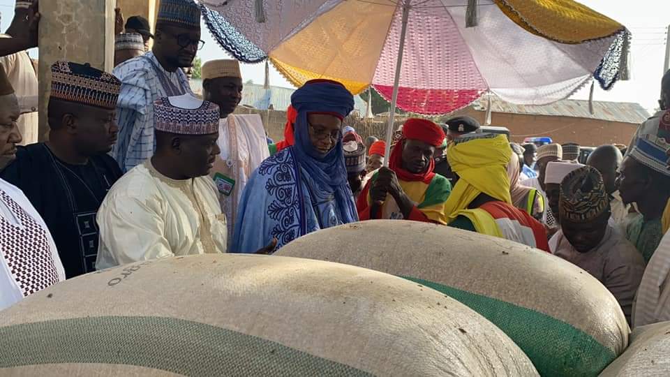 AbdulwaliTahir's tweet photo. PHOTO NEWS!
Zamfara state Government commiserated &amp; distributed relief materials to the affected victims of yesterday's banditry attack in Tungar Kwana village of Talata-Mafara Local Government. https://t.co/5Ar8u2XM5a