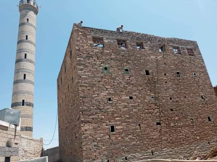 #يــافـع_العـــزه_والشمـــوخ

قصر رِيْد بحوثرة يافع من القصور التاريخيَّة الذي يمتاز بالفن المعماري اليافعي الأصيل على نمط الفن الحِمْيَري القديم، إذ يعود بناؤه إلى أكثر من 500 عامًا.
#الجنـــــوب_العـــــربي