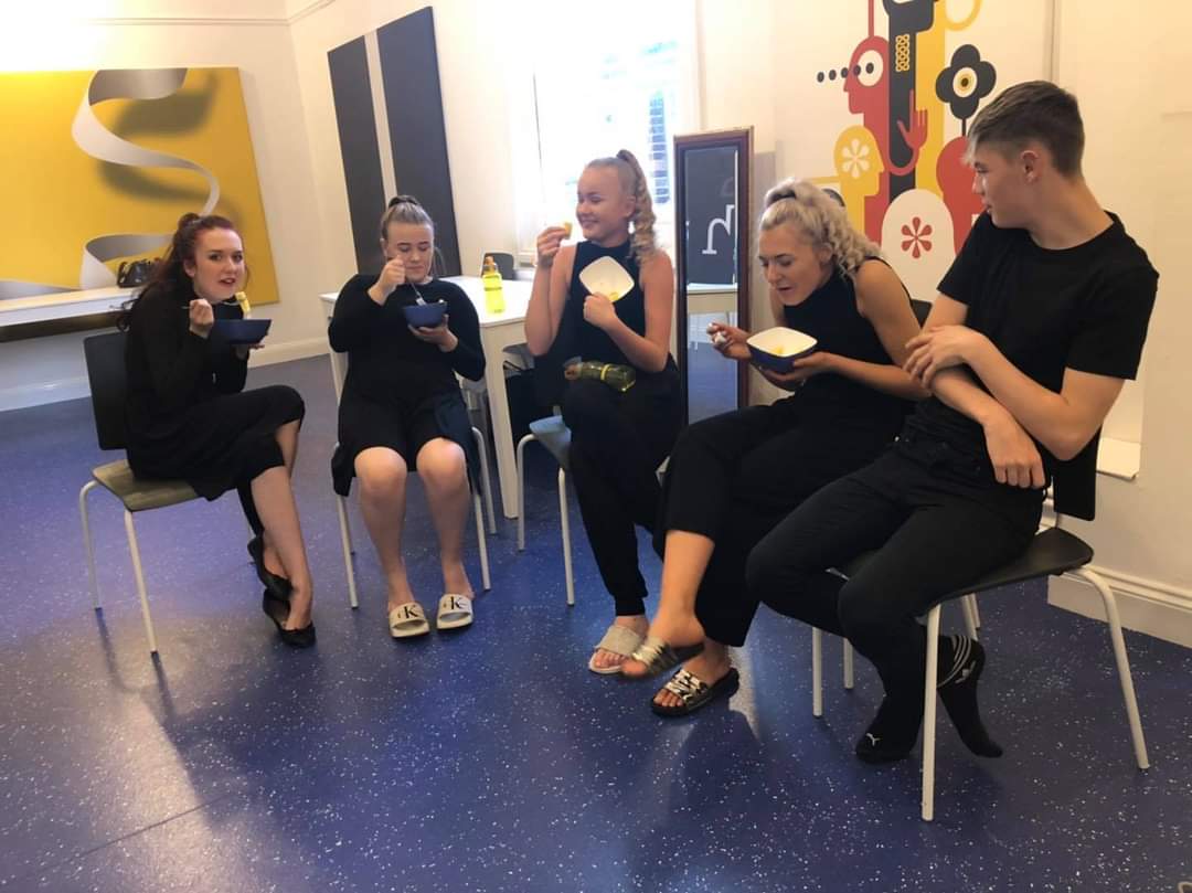 Two performances down, post show pineapple eaten and final show hair prep in progress (not sure what Ollie’s stropping out about).
Final show for this little lot at 7pm...it’s gone soooo quickly.💛 ediS rehtO ehT