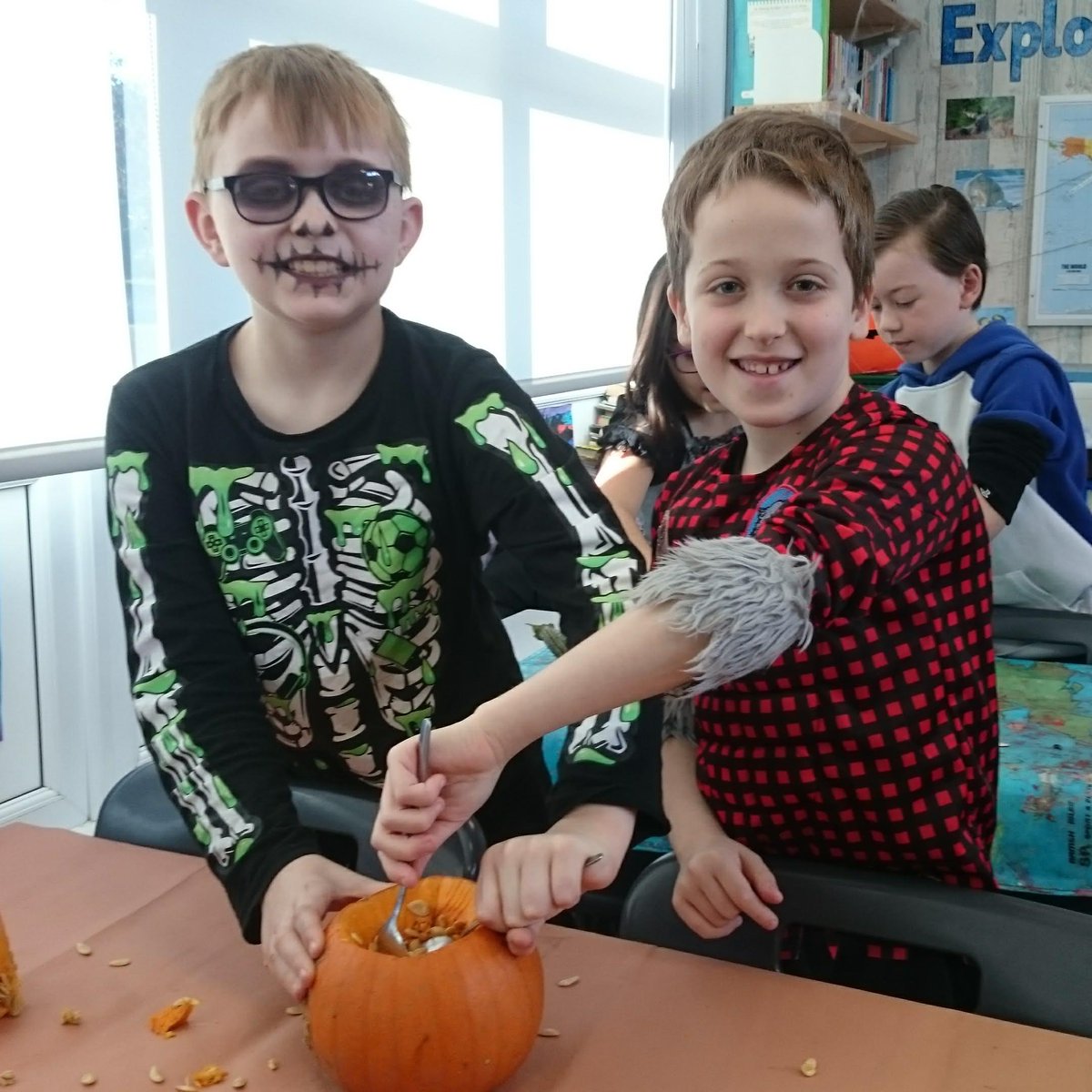 njsrs's tweet photo. These little monsters had a wonderful morning carving their pumpkins!🎃 https://t.co/xKFsUjBMjG