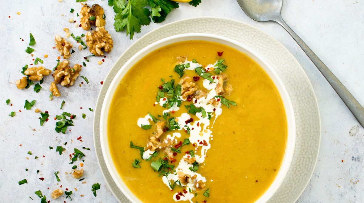 Pour un repas de saison essayez mon délicieux velouté de courge butternut au curry.  J’aime le servir garni de noix hachées, de coriandre fraîche et d’une cuillère de crème ou de yaourt végétal(e).

Recette -->  buff.ly/3e0NEU9 
#vegan #flexitarian #legumesdesaison