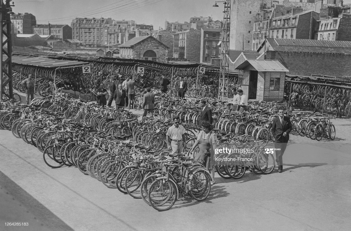 nassigny's tweet photo. 1947, Paris. Parcs à vélos gare de Montparnasse

#MonVéloDansLeTrain https://t.co/HRXjoDcc6d