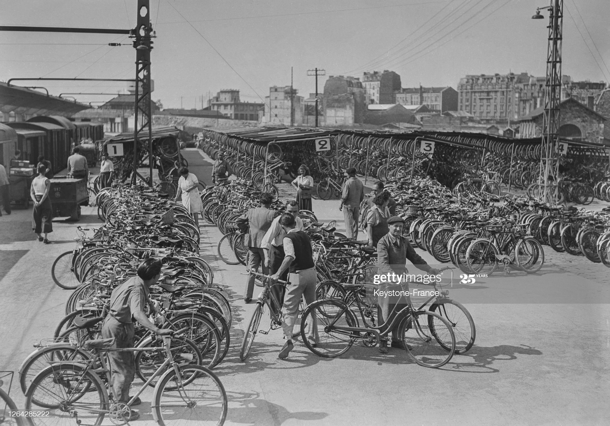 nassigny's tweet photo. 1947, Paris. Parcs à vélos gare de Montparnasse

#MonVéloDansLeTrain https://t.co/HRXjoDcc6d