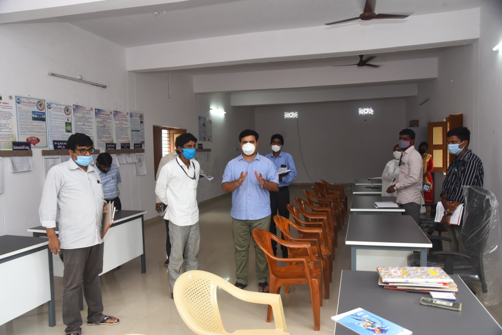 iandprvisakhap1's tweet photo. సచివాలయాలద్వారాప్రభుత్వంఎన్నోసంక్షేమపధకాలను ప్రజలకుఅందిస్తోందనికాబట్టిసచివాలయసిబ్బందిఆయా పధకాలపైపూర్తిఅవగాహనతోపనిచేసిమెరుగైనసేవలు అందించాలనిఆదేశించారు.గురువారంకలెక్టరు రుషికొండ,మరియుభీమిలిసచివాలాయాలనుతనిఖీచేసి సిబ్బందికిపలుసూచనలుచేశారు.ముందుగారుషికొండ – 2 సచివాలయాన్నితనిఖీ చేశారు https://t.co/xL4WffJhEC