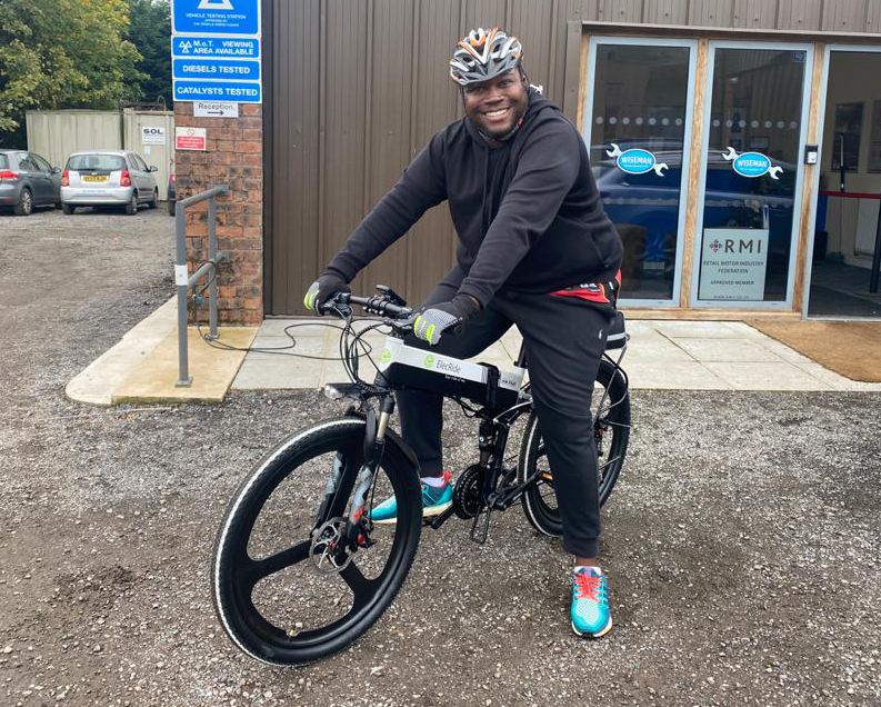 elecrideuk's tweet photo. #Elecrider #1 Michael Kwarteng taking delivery of his new ER-750 full suspension folding mountain e-bike. With 21 gears it gives a full range of riding with electric assistance as required. Range is c.25-30 miles dependant on level of assistance and terrain. Enjoy. #YourRideOfWay https://t.co/j1s7rsOjYj