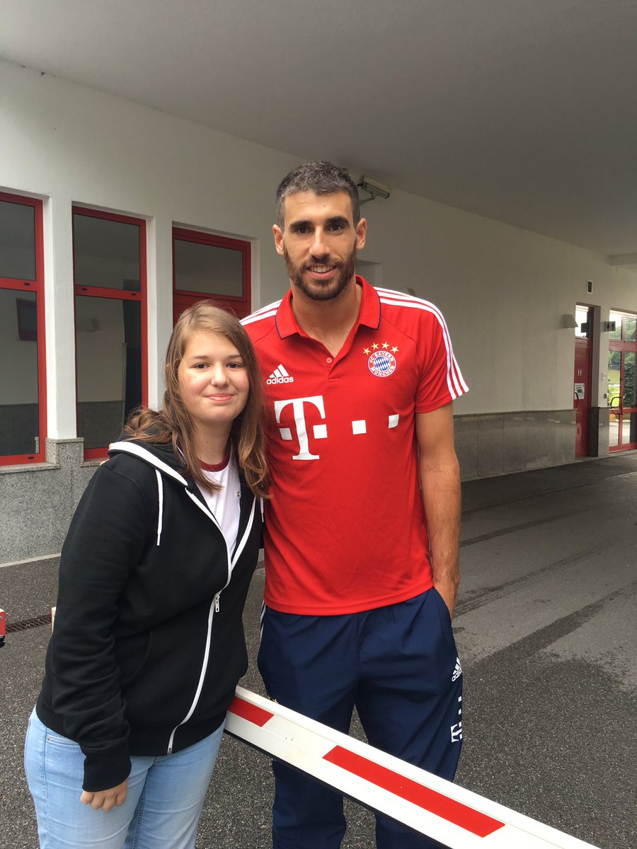 My first time meeting Javi: it was July 2017 and after some talks with his girlfriend I was supposed to go to a Bayern training to meet him but I missed the text so the only other chance to see him before the team left for China Tour was to get up at 5 am and to go to the bus...