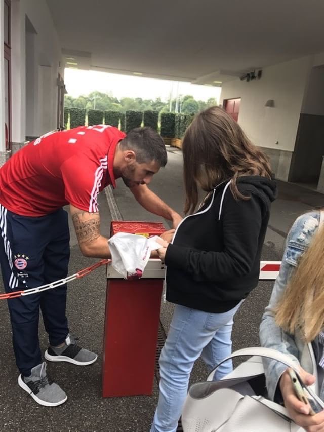 My first time meeting Javi: it was July 2017 and after some talks with his girlfriend I was supposed to go to a Bayern training to meet him but I missed the text so the only other chance to see him before the team left for China Tour was to get up at 5 am and to go to the bus...