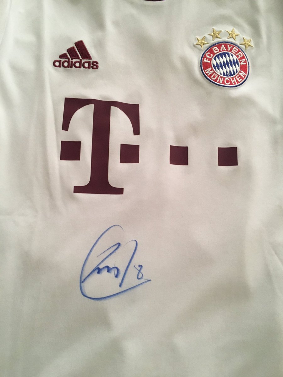 My first time meeting Javi: it was July 2017 and after some talks with his girlfriend I was supposed to go to a Bayern training to meet him but I missed the text so the only other chance to see him before the team left for China Tour was to get up at 5 am and to go to the bus...