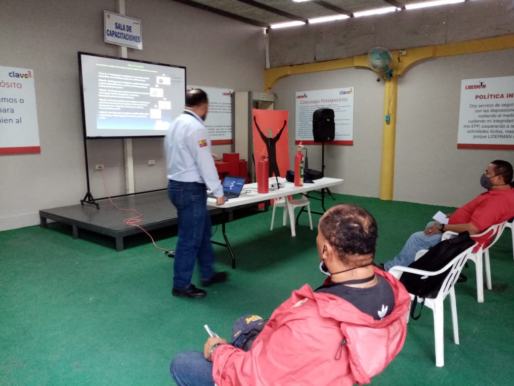jeremysolis93's tweet photo. Realizamos con nuestro personal @LidermanOficial capacitación de Primeros auxilios, Manejo y Uso extintores. #AmaCrece ¡Liderman o nada! @negreteate @mari_eaa https://t.co/ENt5dlKkVf