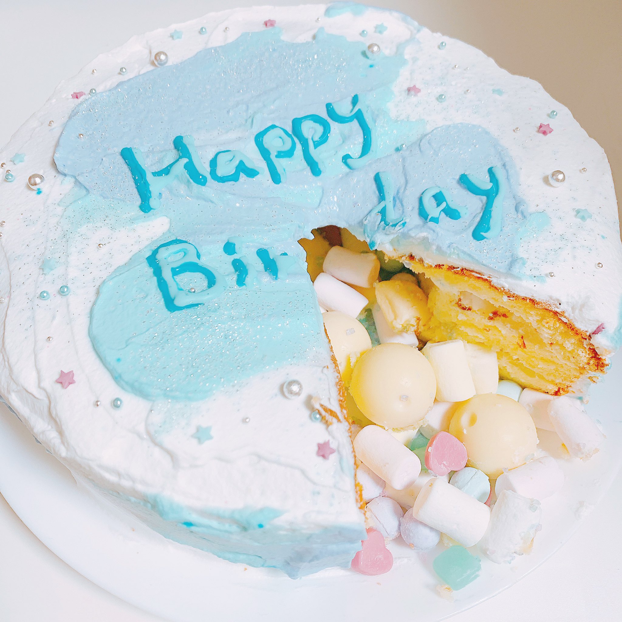 Uzivatel しいな Na Twitteru 弟の誕生日だったのでギミックケーキ作った 中身からお菓子とかがいっぱい出てくるっていうケーキ デコレーションはセンイルケーキをイメージして作ったけど やっぱ苦手 センイルケーキ ギミックケーキ かくれんぼケーキ