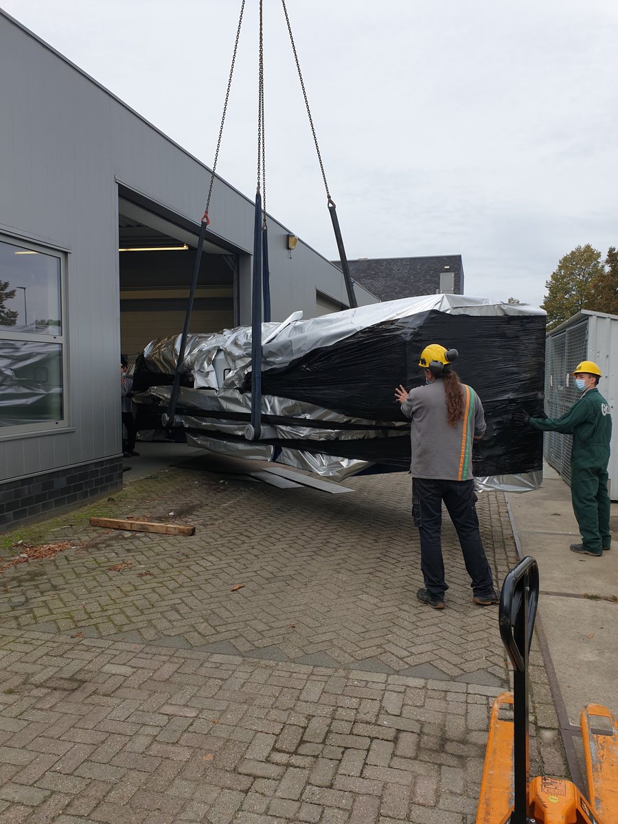 Als het recht niet gaat, dan doen we het gewoon schuin!😉 De oplossing om deze #ALE lasersnijmachine van 10 ton zo bij Apex International in #Hapert binnen te plaatsen. 7m lang, 1,5m breed en 1,5m hoog!👊#tevredenklant #industriëleverhuizing  #machineverhuizing #hijsenenplaatsen