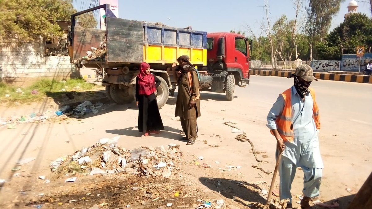 ActivitiesMCQ's tweet photo. 22.10.2020
@kashifshoroppp 
Today lifting #HeavyGarbage at MUSLIM COOPERATIVE HOUSING SOCIETY, WARD NO- 11, by Sanitation Staff MC #QasimabadHyderabadps62. https://t.co/621yyVDdUu