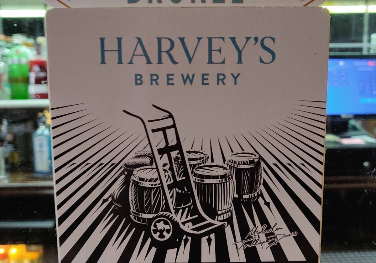 TheRoyalOakTW's tweet image. Well tonight&apos;s the night for the new style Royal Oak quiz.  We also have a fabulous range of ales including a Harvey&apos;s Porter.  Face masks must be worn unless seated,. See you all later

#twpubquiz #twquiz #twpubs ##caskale #realale #realalefinder