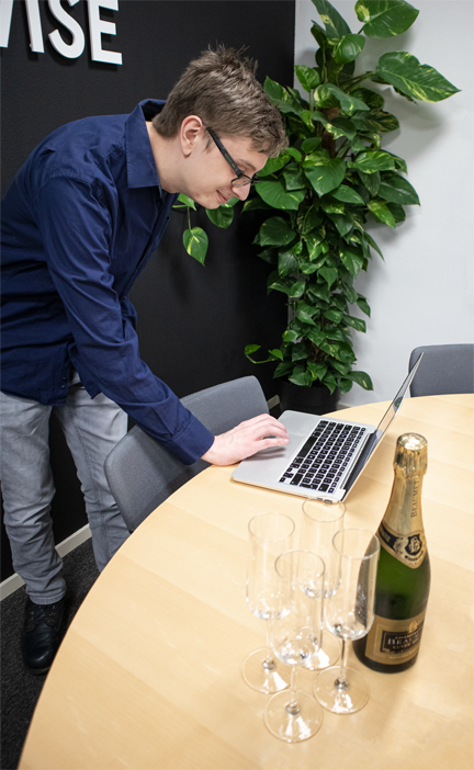 appvisenl's tweet photo. Het feest kan beginnen, want Vincent is binnen!! 🎉🥂
We heten Android baas Vincent van harte welkom in ons team! 🍾😁

#nieuwecollega #welkom #proost #Android #mobiledevelopment #iOS #Flutter #appontwikkelaar #appdevelopment #appontwikkelen #ondernemer #ondernemen https://t.co/UXz3p6MVuA