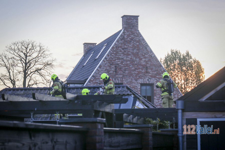 Brandweer heeft brand onder veranda in #Kootwijkerbroek snel onder controle. 112Vallei.