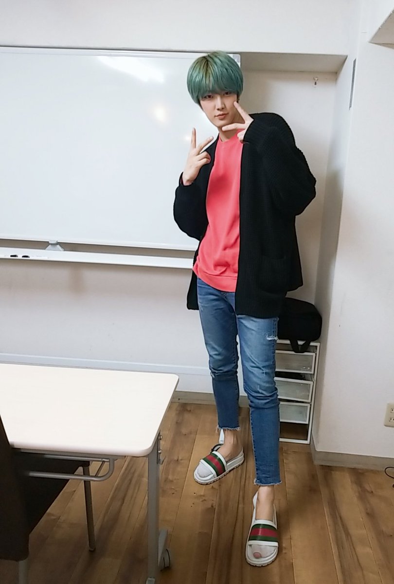 Apeace_Japan's tweet photo. オマケ🎵

素敵なアイドル✨
でも、よーく見てみて😆

#Apeace #ジヌ #GUCCI https://t.co/8J6pr92J0U