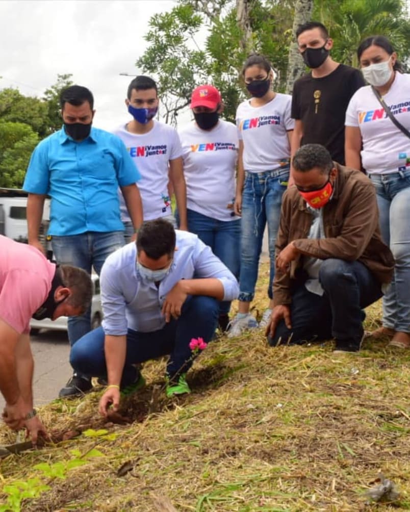 En "GRAN JORNADA DE EMBELLECIMIENTO" 🌱🌺 La juventud del municipio
 Cárdenas, Junto  @juliogarcia_z @alcalderichardgonzalez y CONARE, se realizó la Siembra de 🌸"TRINITARIAS"🌸 en av 1 de tariba
