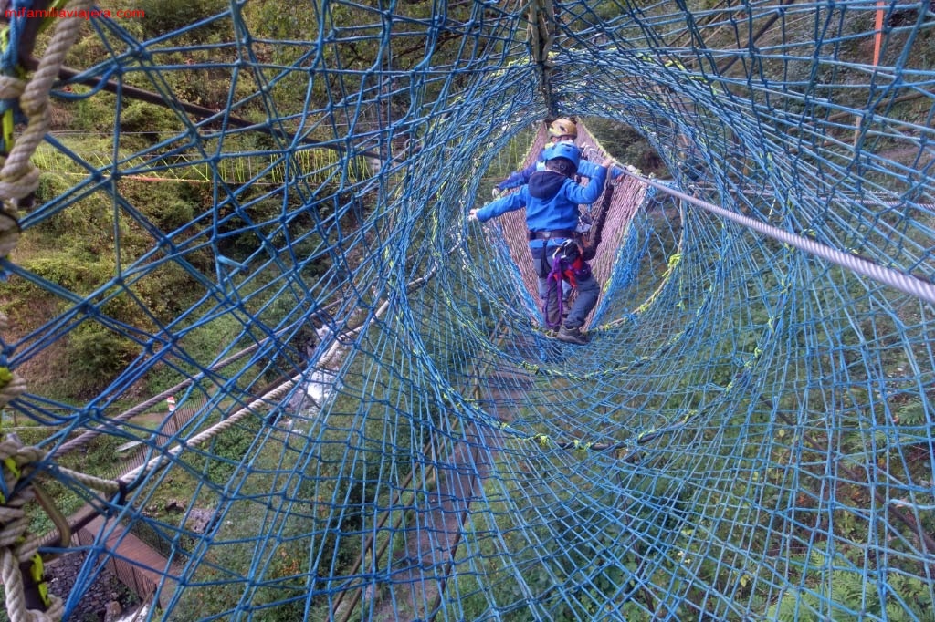 mfamiliaviajera's tweet photo. A los niños le encantan los puentes tibetanos, las tirolinas...en general, los deportes de aventuras. En el #ParqueNaturaldePonga encontramos el parque de ocio al aire libre más completo y seguro del territorio nacional, se trata de @puentevidosa .👉https://t.co/xmnRSA7L5U https://t.co/IQrfQ4rnoq