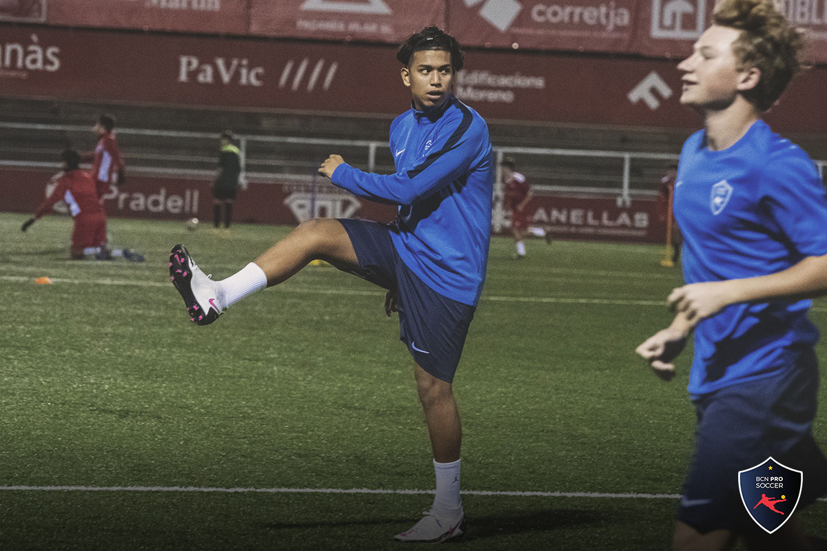 BCNPROSoccer_'s tweet photo. ✅ Another day at the office!

☀️ or 🌕? No problem!
We always work hard ⚽💪

#WherePlayersAreMade ⭐️
#BCNPROElite ⚡️⚽️ https://t.co/Q7ayBDTYVF