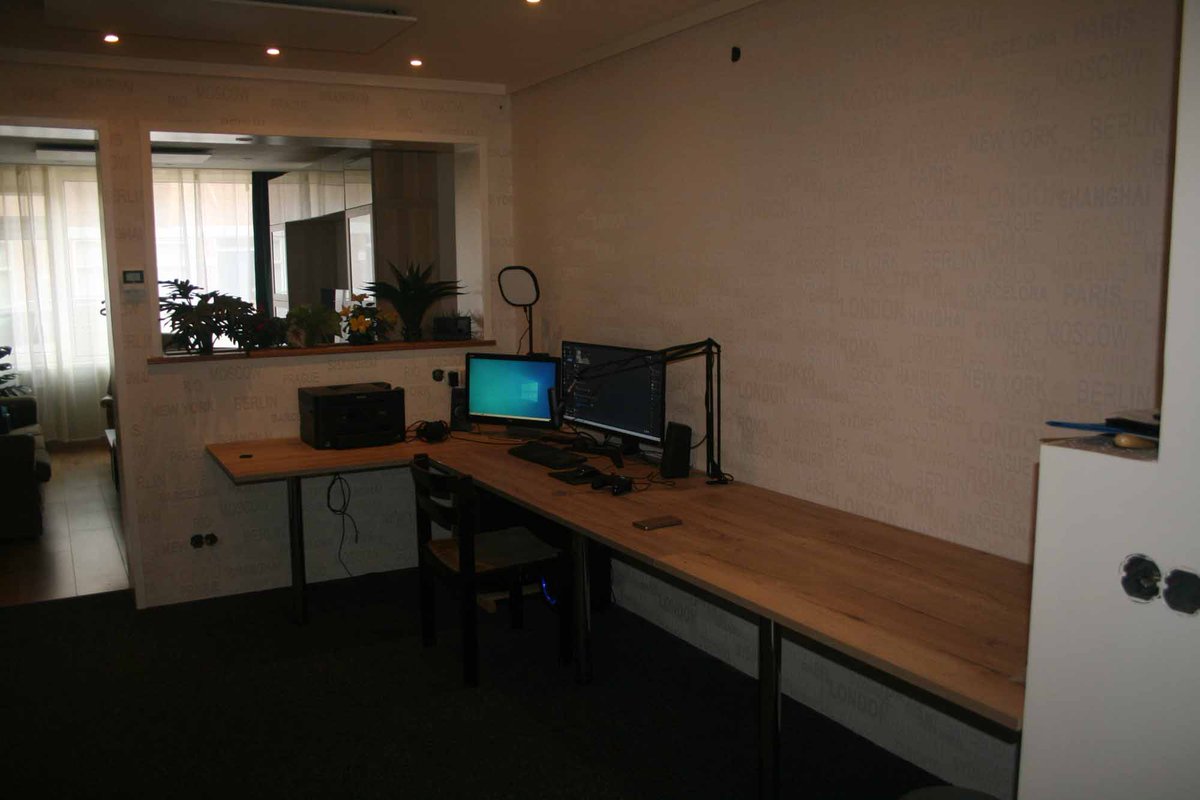 PeterNLGames's tweet photo. Beste mensen,
Het werkblad in de studio is zover klaar zodat we vanavond weer kunnen streamen.
#gamernl #dutchgamers #FarmingSimulator19  #FlightSimulator2020 #streamer https://t.co/D7SycwTgUo