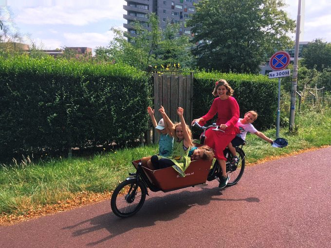 dirkjanjanssen's tweet photo. "Las bicis de carga podrían eliminar más de la mitad de todos los viajes en auto y camioneta que transportan mercancías en las ciudades. Si eso sucediera, todos sentiríamos los beneficios de un aire más limpio, calles más tranquilas y menos cambio climático."
(@Greenpeace) https://t.co/G2eEGpaR8P