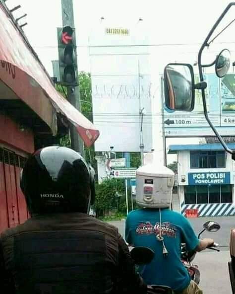 Demi keselamatan diri sendiri, gunakanlah helm yang ber-SNI.