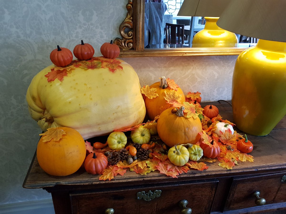 RWBBusiness's tweet photo. Loving the #Halloween decorations in The Angel. https://t.co/pizQS72WAH