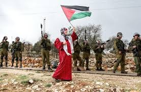 Pbi_Fr's tweet photo. Les #Palestiniennes sont plus fortes que les #armes #sionistes
Les femmes palestiniennes ont participé à toutes les #Intifadas contre les forces d'occupation sionistes, brandissant la bannière palestinienne #sans #craindre les armes israéliennes des soldats sionistes. https://t.co/htKeiJnKUQ