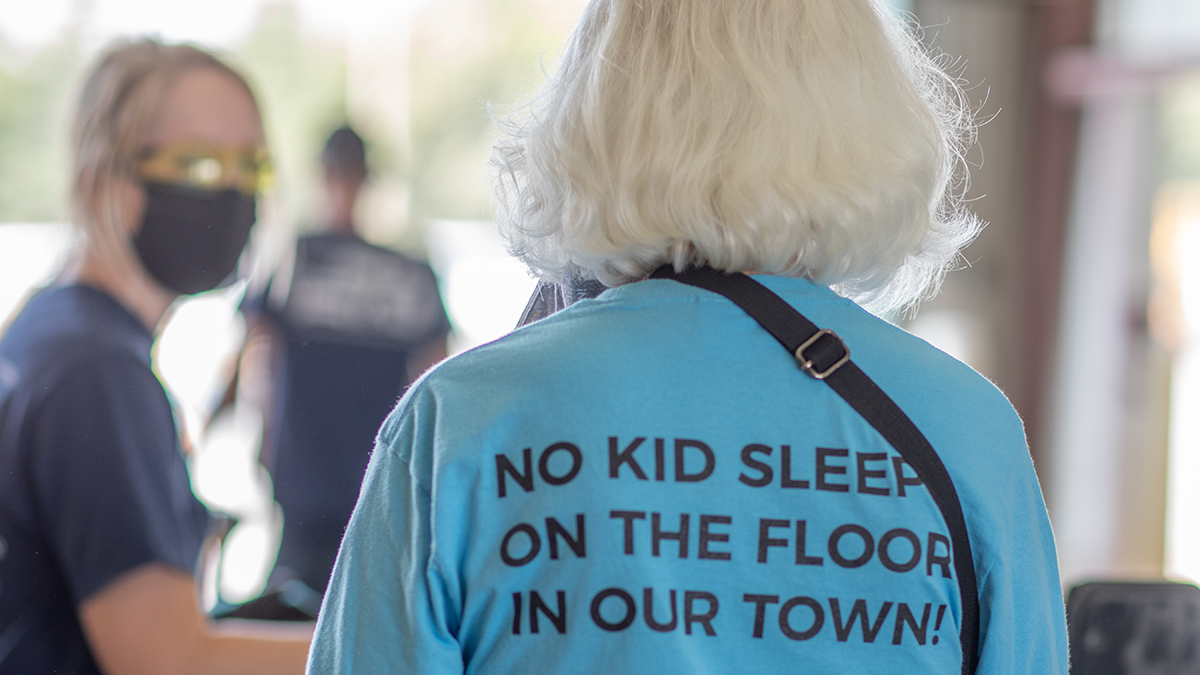 HDR_Foundation's tweet photo. Employee sponsor @jessicakaiser__ and 20+ volunteers and family members recently joined the @ShpBeds Omaha Chapter to build 100 beds for kids who do not have a bed of their own to sleep in. Open-air work stations helped each family spread out during the build. #lifeatHDR https://t.co/Naw3hMDrE8