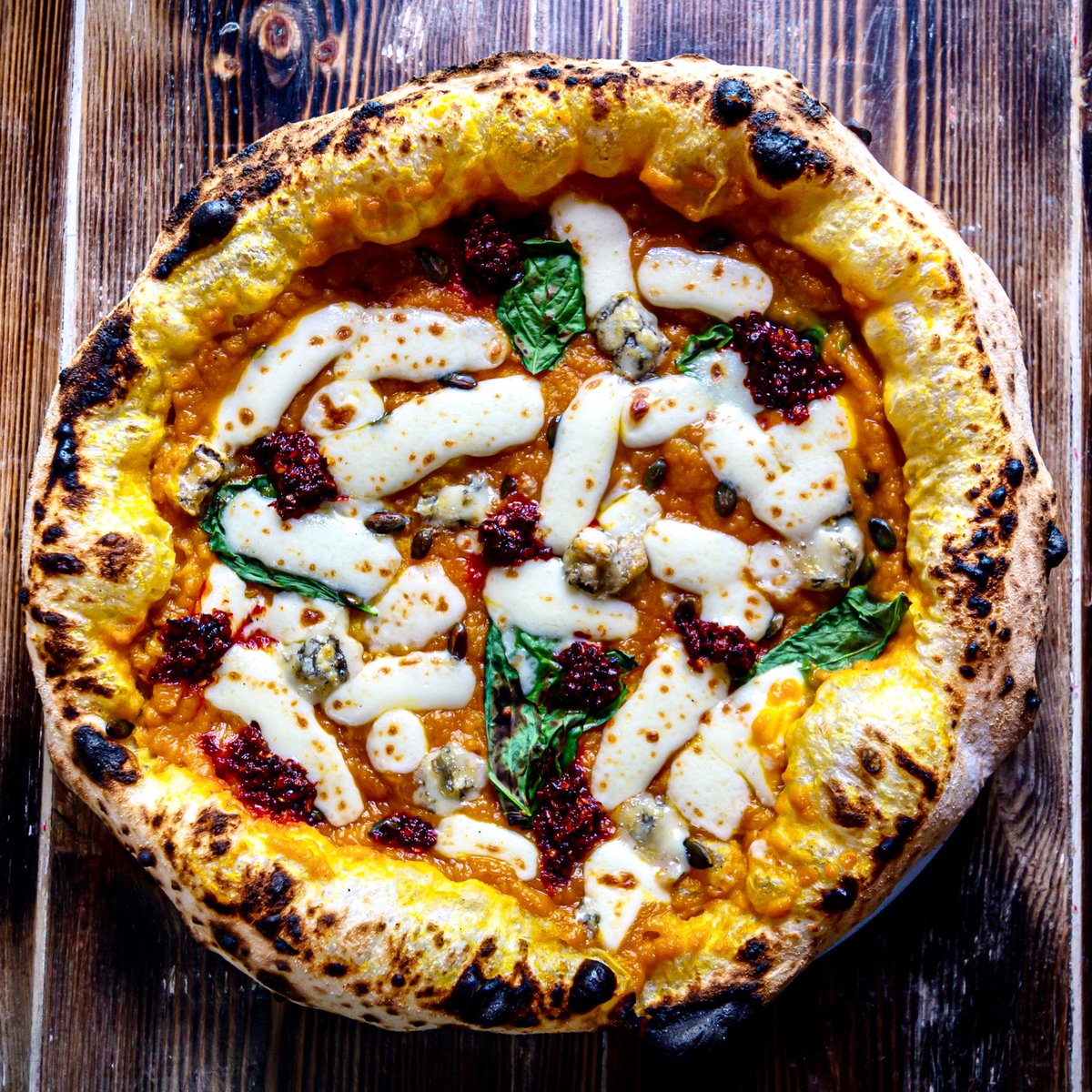 MattoPizza's tweet photo. Pizza number 8 🎃 - Pumpkin cream base, mozzarella, gorgonzola cheese, spicy nduja sausage, fresh basil leaves and pumpkin seeds. Sweet and spicy? Tick! ☑️ https://t.co/ESeXsavIqD