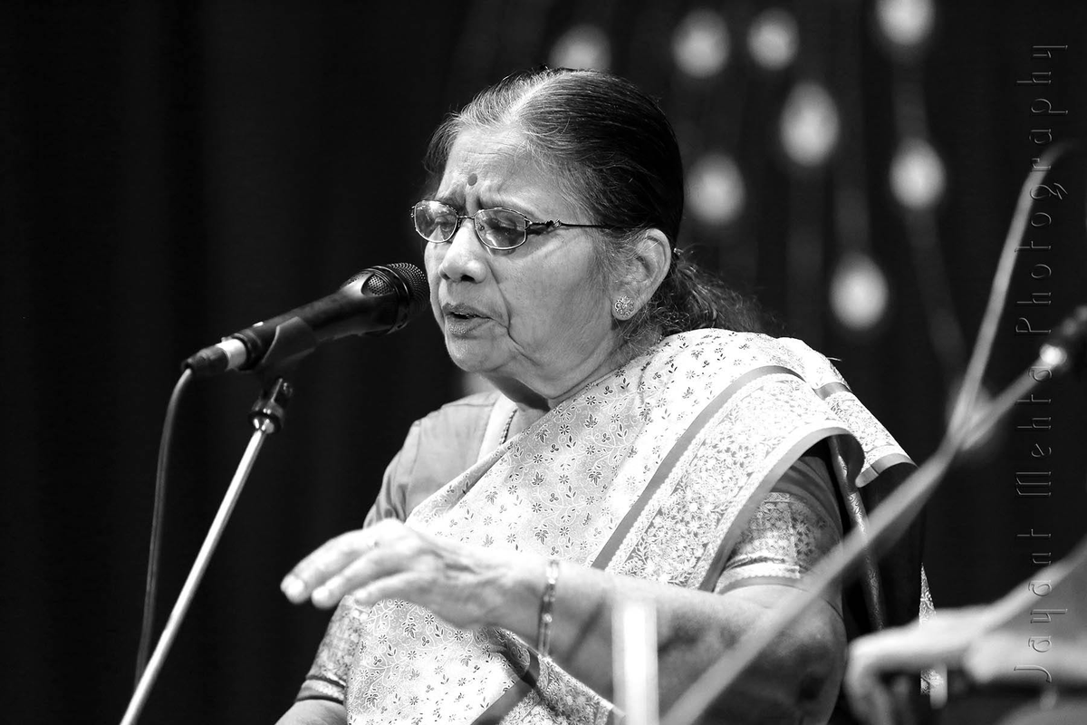 19/n #SaraswatiDarshan  #सरस्वतीदर्शन Sangeet Natak Akademi Awardee Vid.  #MaliniRajurkar ji (8 January 1941), one of the Sr. most and most authentic exponents of the Gwalior gharana, has equal command over all the forms of the Indian Classical Music especially Tappa. 