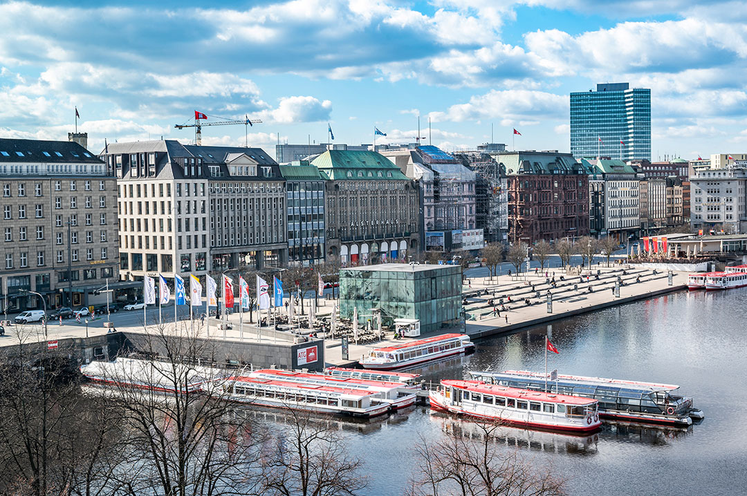 satelliteoffice's tweet photo. Kennen Sie eigentlich Hamburgs "Gute Stube"? Gemeint ist hier das Areal an der wunderschönen Binnenalster. Wie passend, das wir genau dort in allererster Lage gleich zwei echte "Gute Stuben" im Angebot haben?! Weitere Infos unter: https://t.co/g2M0bYK2cj https://t.co/mG9JbgrbHB