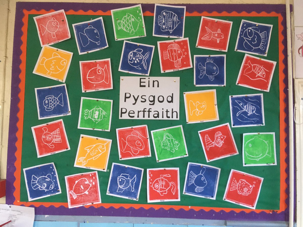 YsgolCiliauParc's tweet photo. Pysgod lliwgar #DosbarthCadwgan. #Celf #Argraffu #Printio Our colourful fish display. #Art #BlockPrinting https://t.co/vHVKbuYgA4