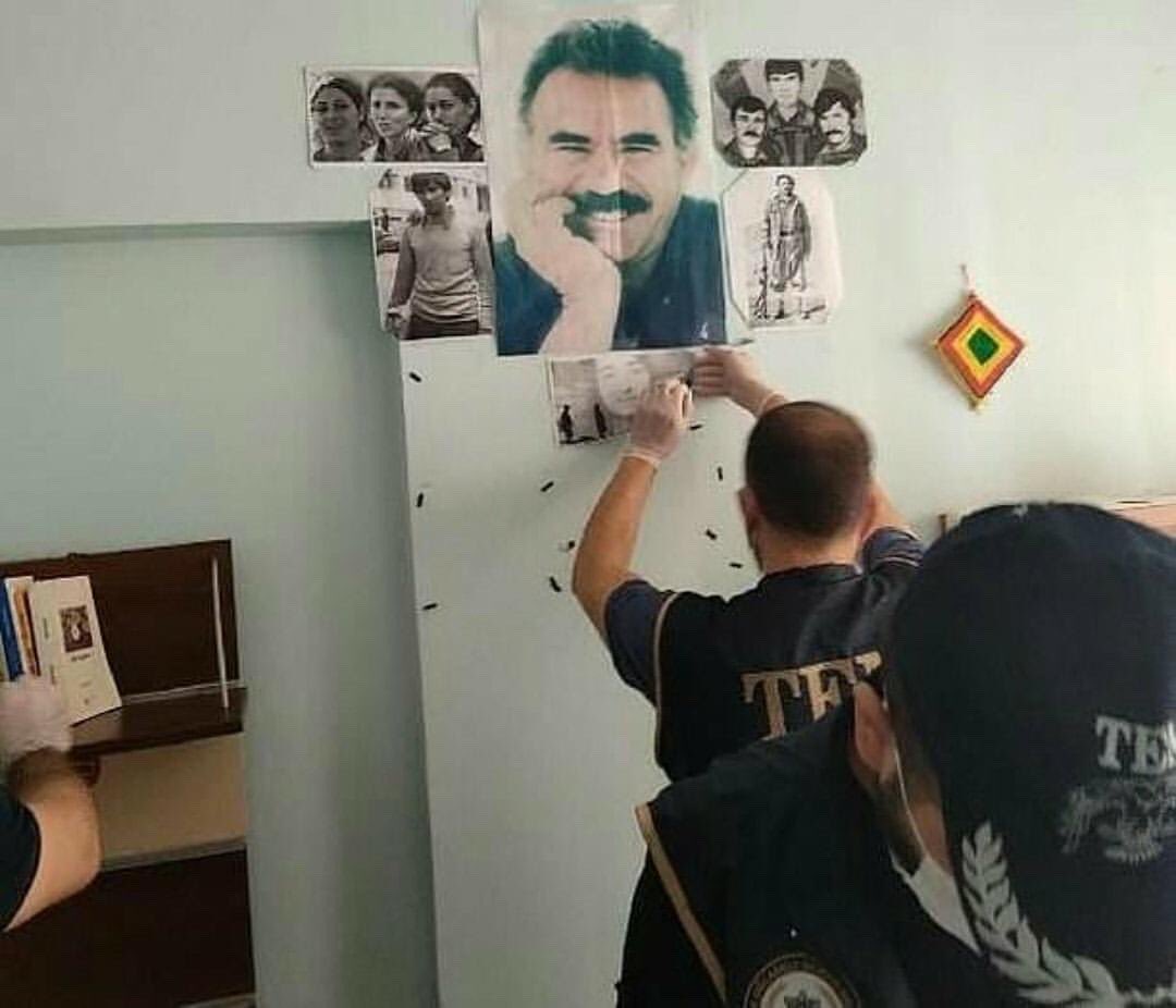 solcu gazete on twitter abdullah ocalan teroristtir turkiye cumhuriyeti bunyesinde bulunan herhangi bir siyasi partinin herhangi bir binasinda fotografi olmasi kabul edilebilir degildir twitter