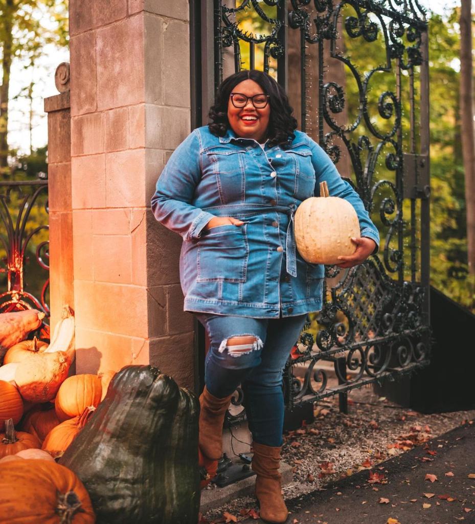 Hello, gourd-geous 😍 We’re loving <a href="/EclecticKurves/">sierraholmes</a>’s autumnal outfit as she picks the perfect pumpkin! 🎃
Shop: spr.ly/6018GAiMA